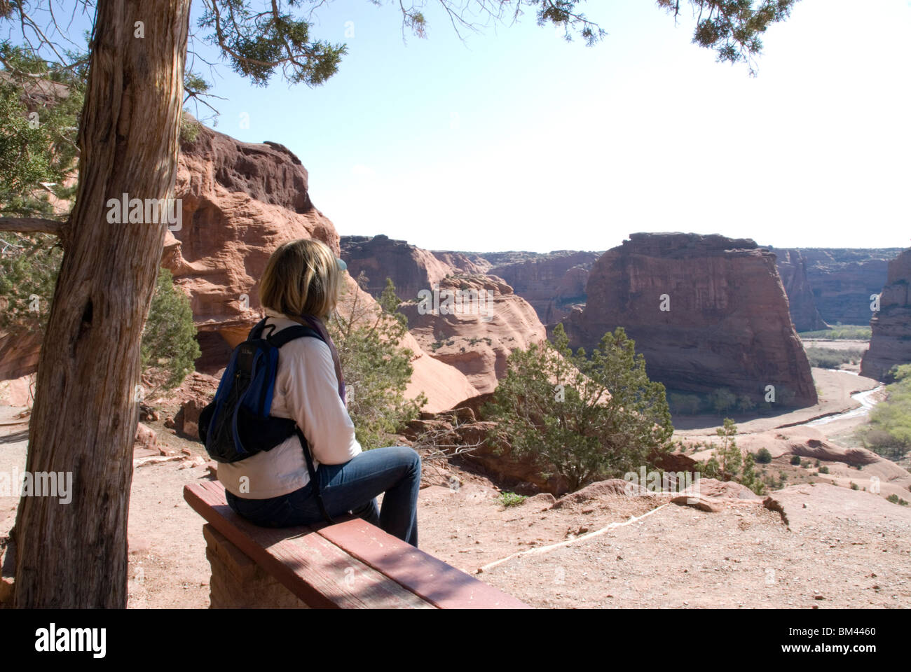 Femme sur l'auto-visite des sentiers de Canyon de Chelly National Monument partie de la nation navajo en Arizona USA Kimberly Paumier M. Banque D'Images