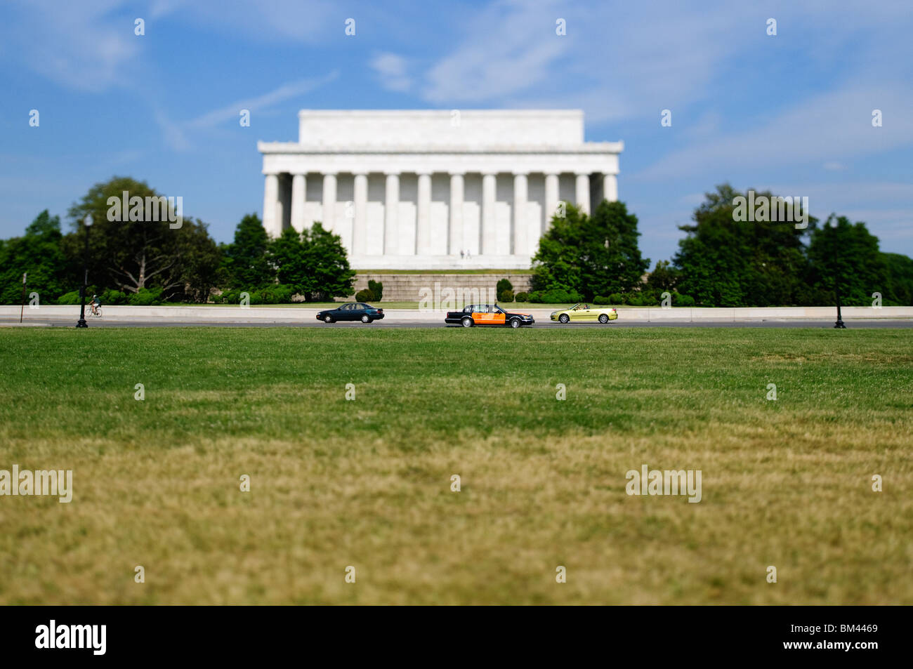 Lincoln Memorial Tilt-Shift Photography Washington DC // WASHINGTON DC — la façade ouest du Lincoln Memorial capturée à l'aide de la photographie Tilt-Shift, créant un effet de mise au point sélective. La technique met l'accent sur les colonnes doriques massives du mémorial et l'architecture classique. Cette méthode photographique spécialisée produit un plan étroit distinctif de mise au point à travers la façade du monument. Banque D'Images
