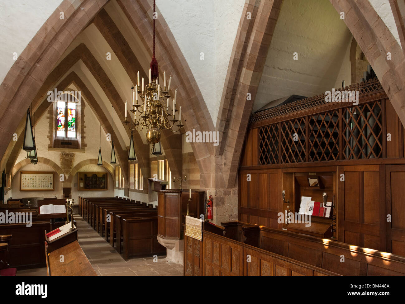 UK, Herefordshire, George Sanders, Tous les Saints de l'Église d'art et d'artisanat, de l'intérieur, stalles du choeur Banque D'Images