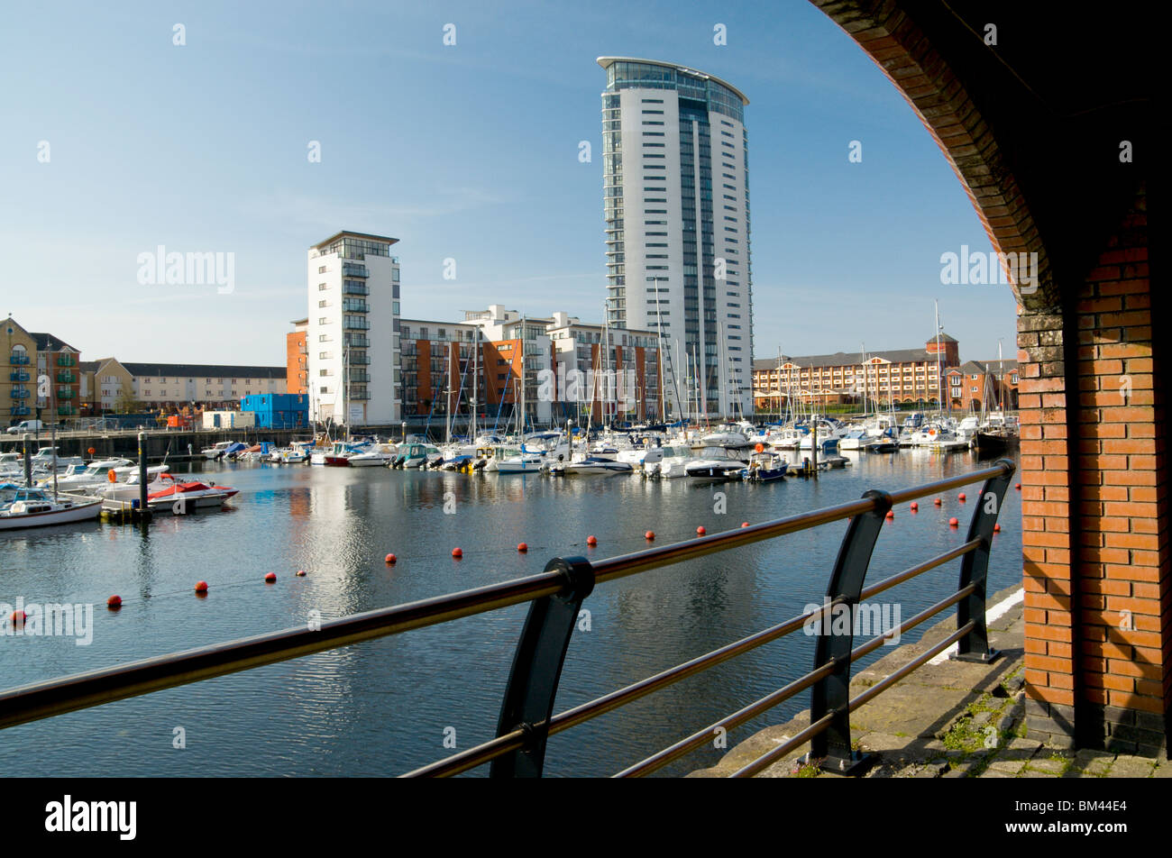 Quartier maritime de Swansea et meridian quay tower swansea glamorgan South Wales Banque D'Images