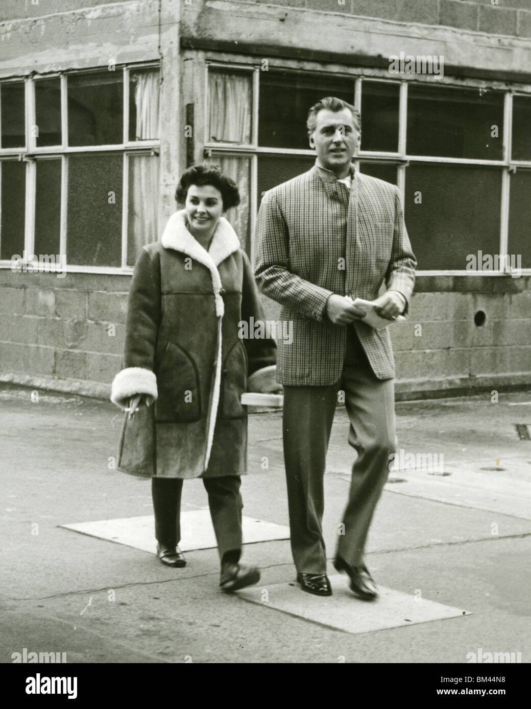 JEAN SIMMONS et mari Stewart Granger à Shepperton Studios en 1955 tout en faisant des pas dans le brouillard Banque D'Images