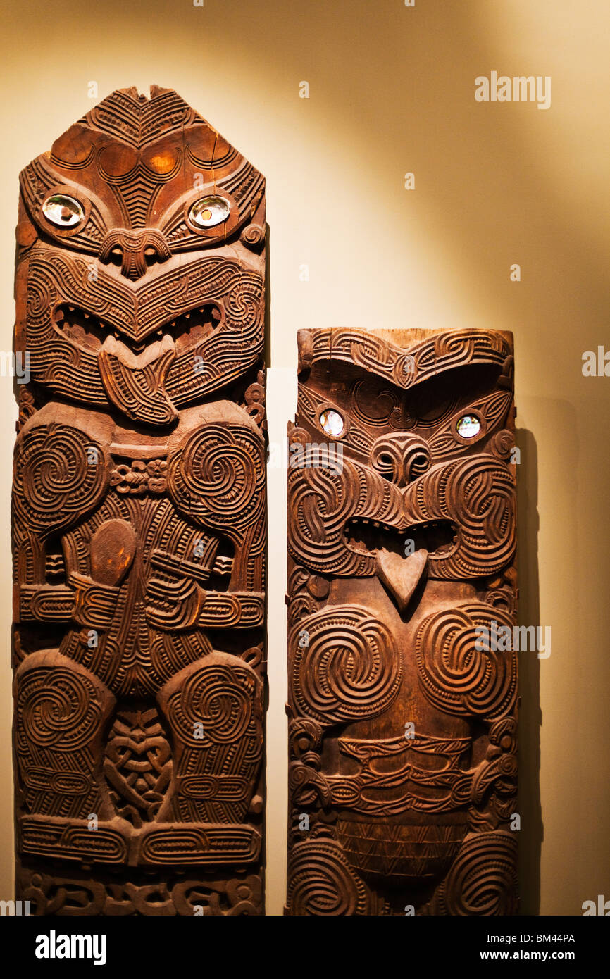 Panneaux sculptés Maori (pou) dans Canterbury Museum. Christchurch, Canterbury, île du Sud, Nouvelle-Zélande Banque D'Images