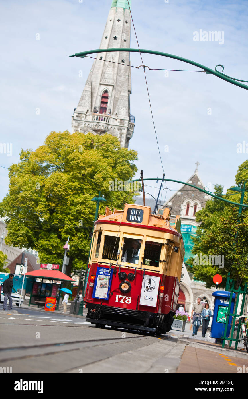 Le tramway de la ville avec la Cathédrale Christ Church à l'arrière-plan. Christchurch, Canterbury, île du Sud, Nouvelle-Zélande Banque D'Images