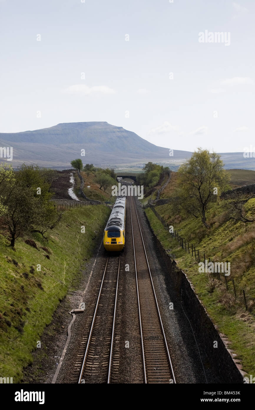 Un train s'approche Blea Moor d'évitement sur la Murchison, chemin de fer avec la distance dans Ingleborough Banque D'Images