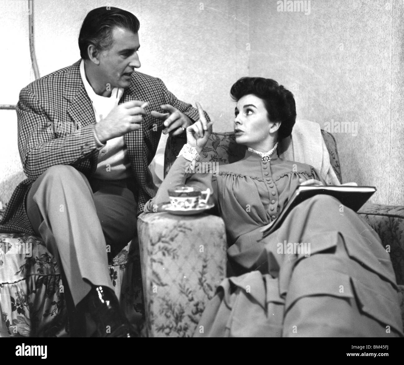JEAN SIMMONS - UK film actrice avec Stewart Granger sur l'ensemble de traces dans le brouillard à Shepperton Studios, 1955 Banque D'Images