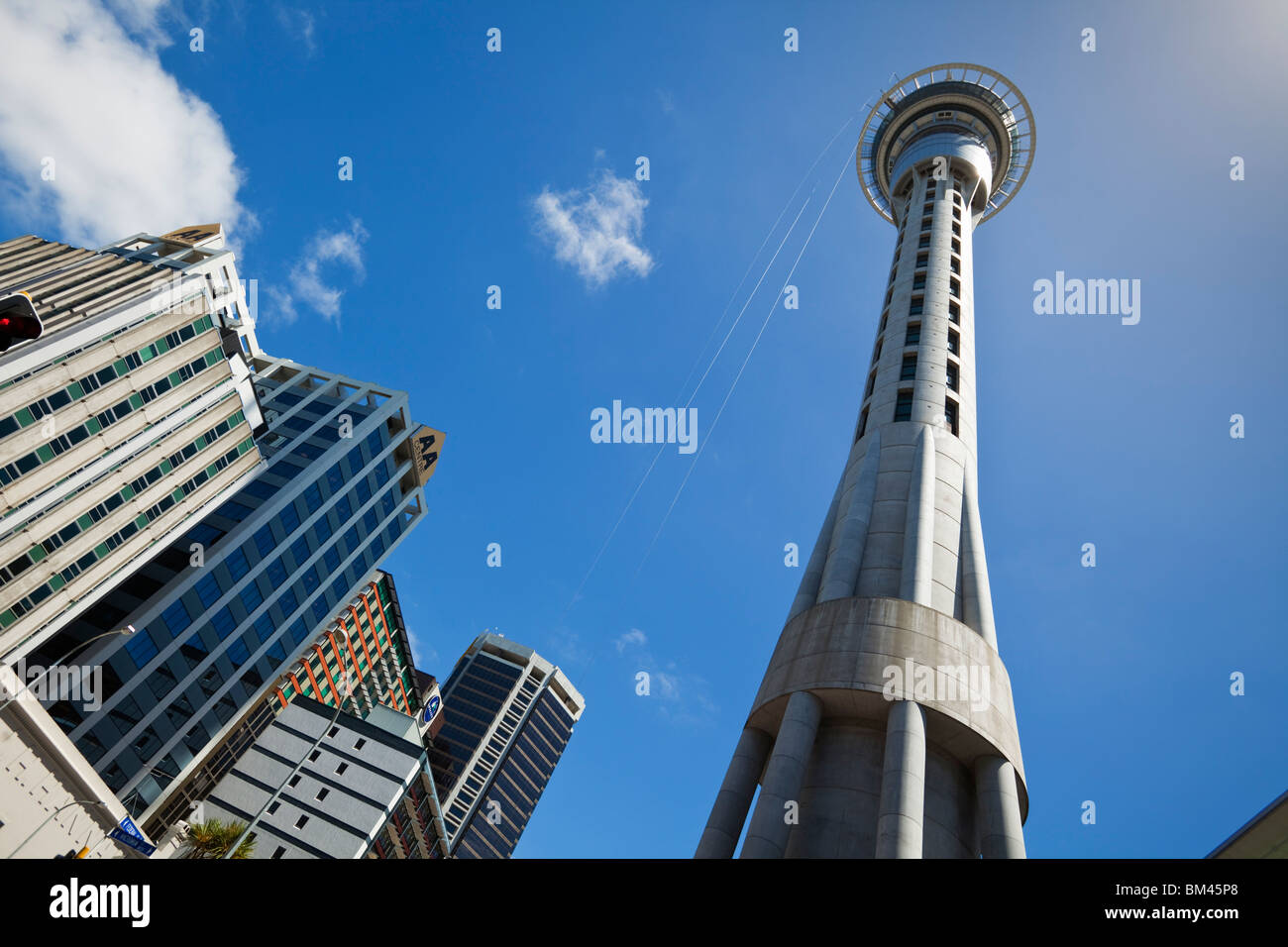 La Sky Tower et toits de la ville. Auckland, île du Nord, Nouvelle-Zélande Banque D'Images