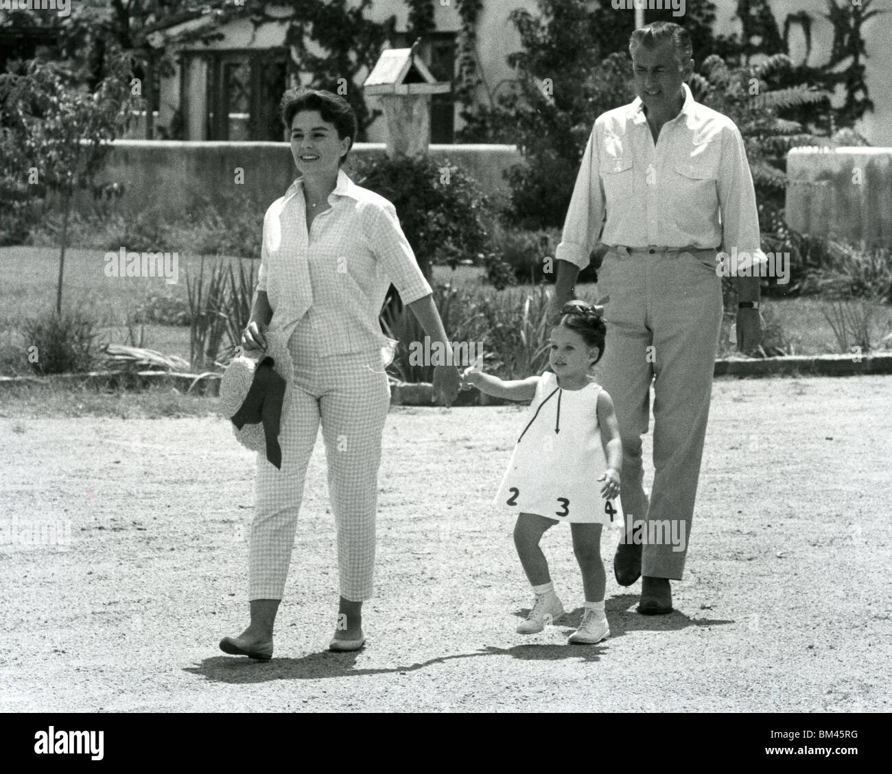 JEAN SIMMONS - UK film actrice et mari Stewart Granger à propos de 1956 à leur ranch Tuscon, Arizona, la maison avec sa fille Tracey Banque D'Images