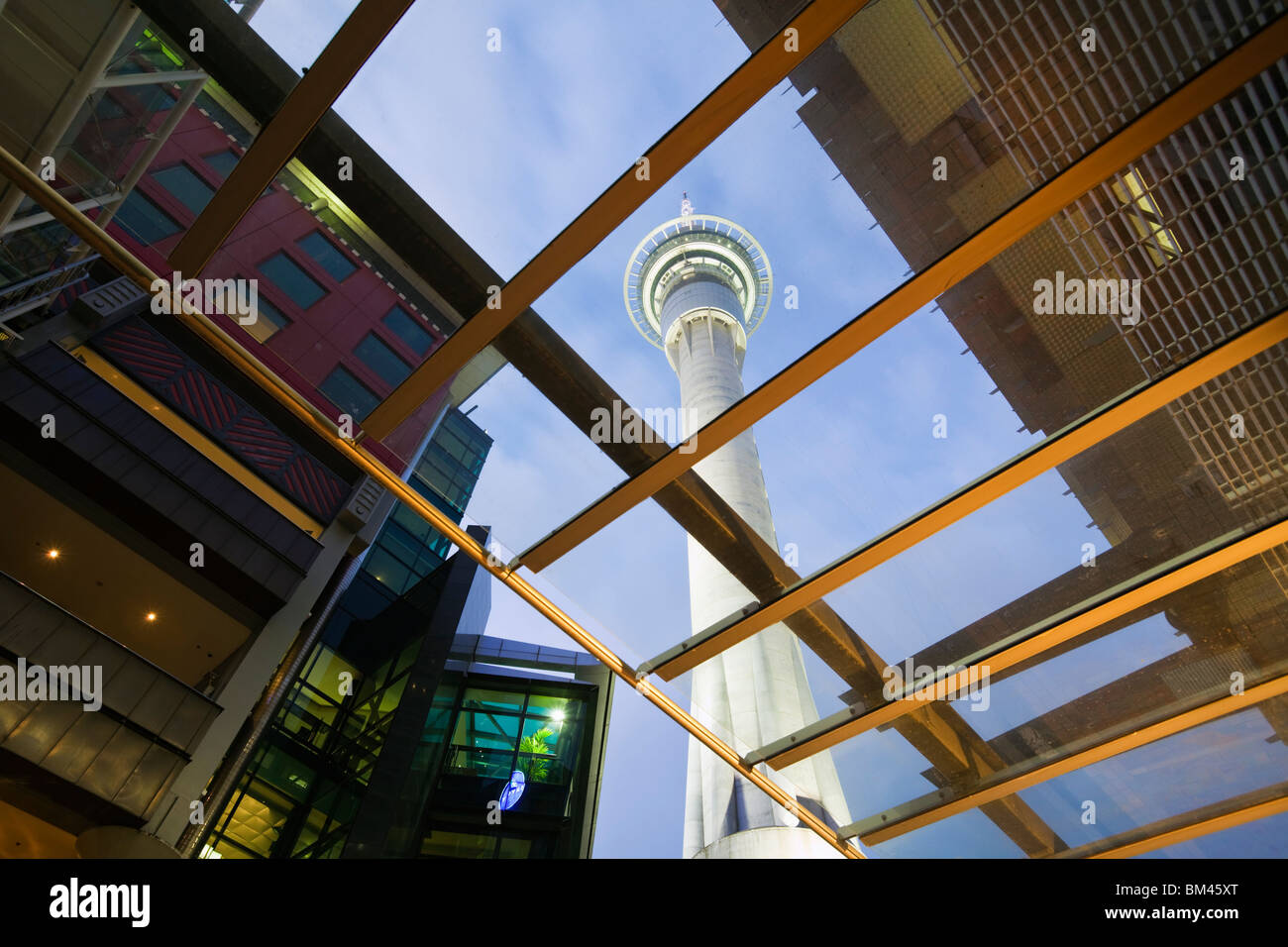 Voir à travers le ciel Ville complexe pour les 328 mètres de hauteur Sky Tower. Auckland, île du Nord, Nouvelle-Zélande Banque D'Images