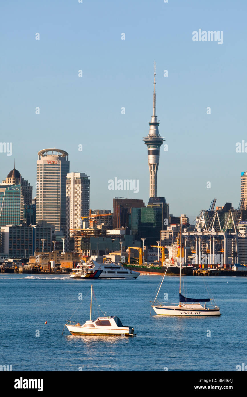 Bateaux disponibles sur le port de Waitemata avec l'horizon de la ville au-delà. Auckland, île du Nord, Nouvelle-Zélande Banque D'Images