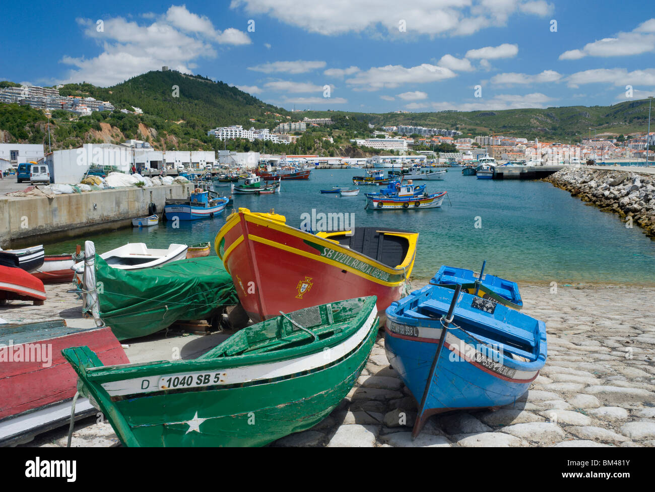 Le Portugal, l'Estremadura, Sesimbra port avec bateaux de pêche peints Banque D'Images