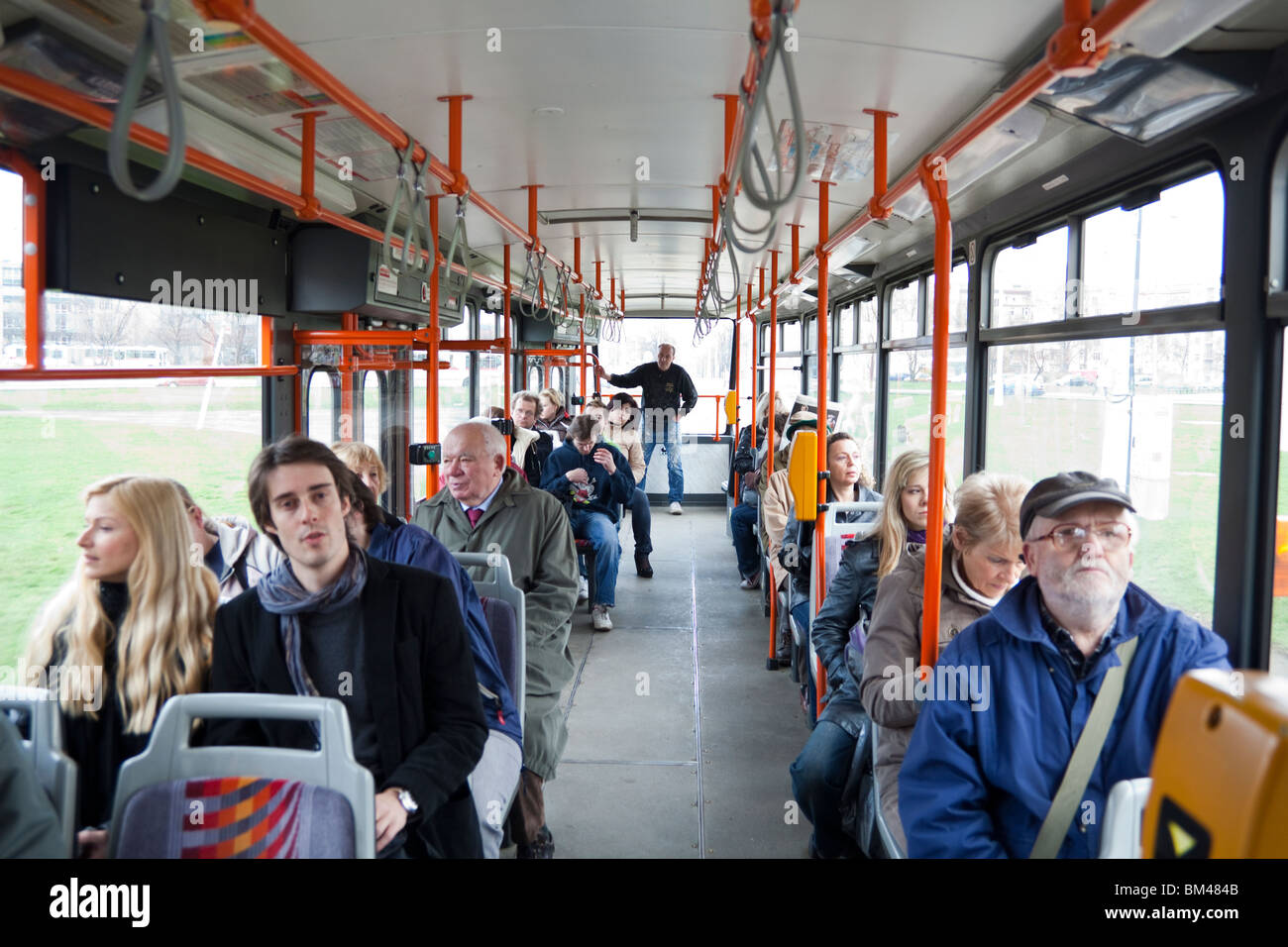 Les passagers d'un bus des transports de Prague, Prague, République Tchèque Banque D'Images