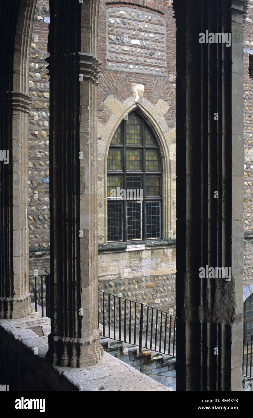 Cour intérieure, Cours d'Honneur & fenêtre gothique, Palais des Rois de Majorque (c14e) ou le Palais des Rois de Majorque, Perpignan, France Banque D'Images