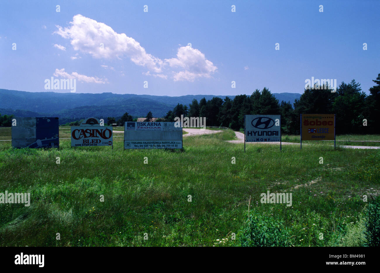 La Slovénie, juin 2009 -- des publicités sur prairie, sur le chemin de la gare de Lesce-Bled au lac de Bled. Banque D'Images