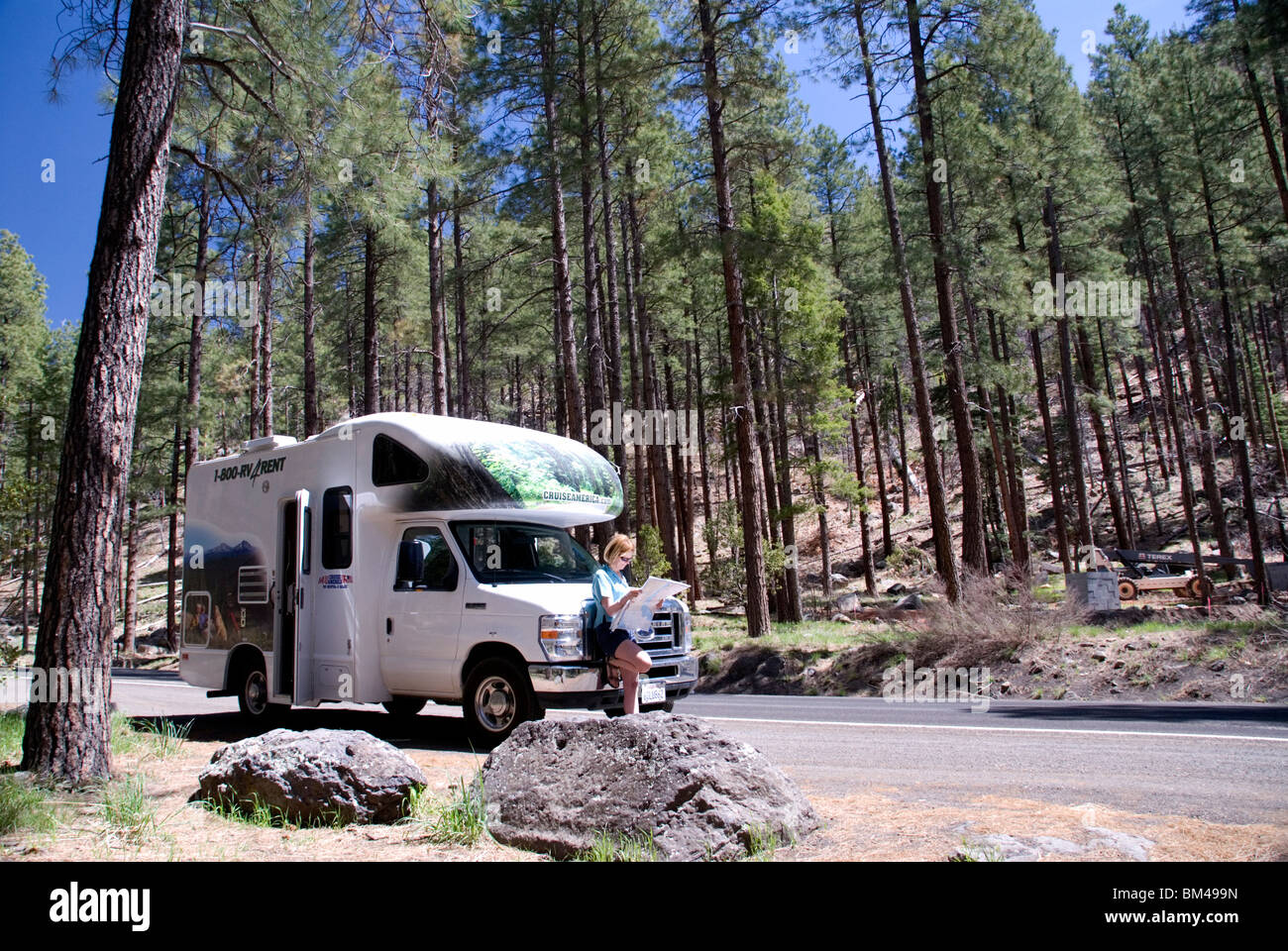 Woman Reading map RV location véhicule de plaisance croisière en Amérique à Oak Creek Canyon Sedona Arizona USA Kimberly Paumier M. Banque D'Images