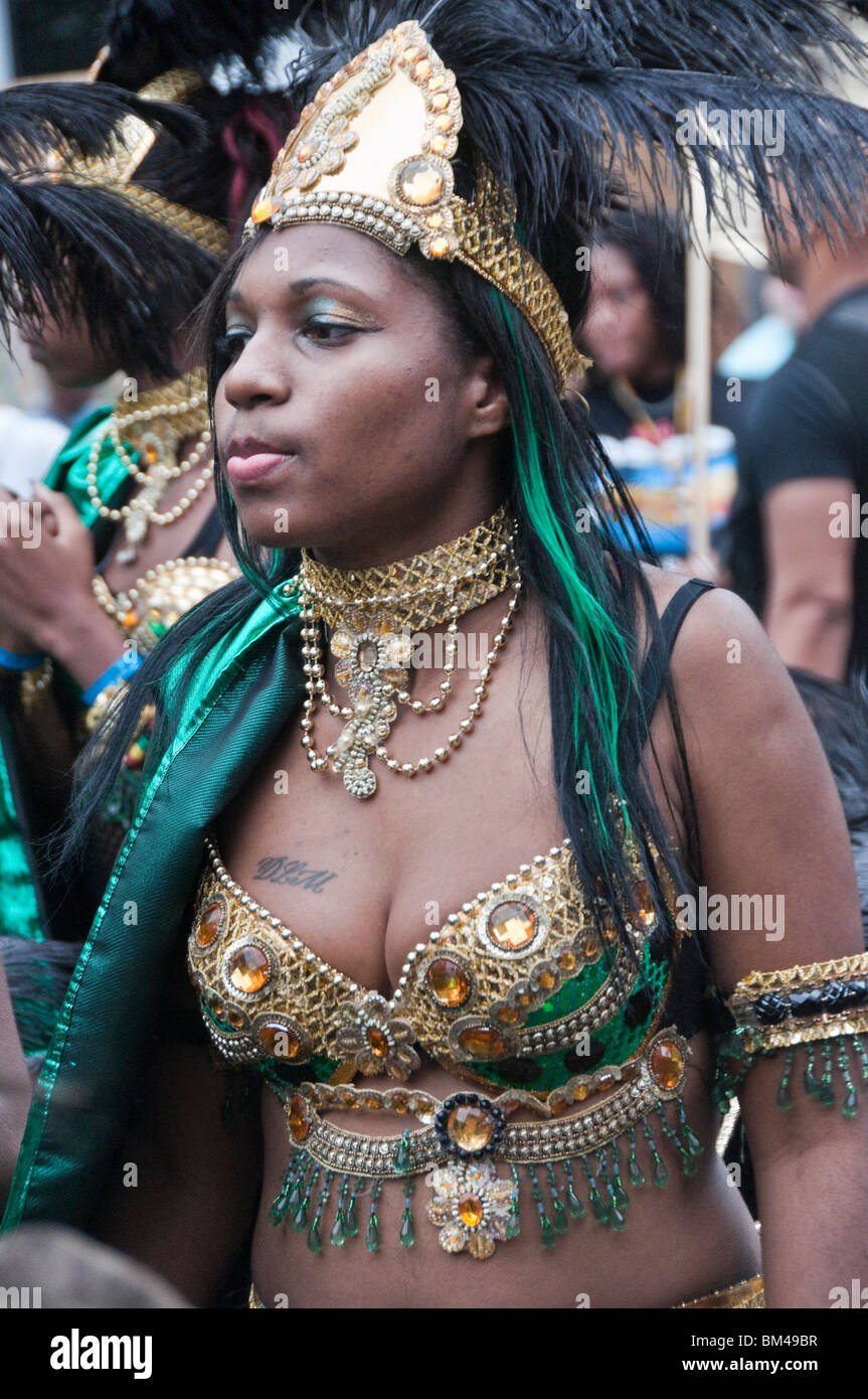 Jeune femme Afro Antillais noir en haut de bikini et de joyaux à coiffe carnaval de Notting Hill. Londres, Royaume-Uni. 30/08/2010 Banque D'Images