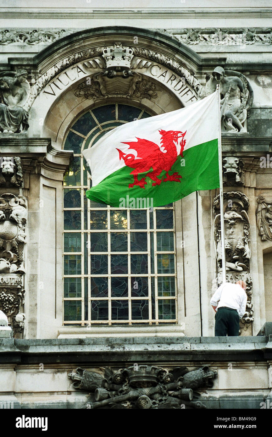 Welsh dragon flag flying sur Cardiff City Hall à la suite de la suite de la 1997 Référendum pour une Assemblée nationale du Pays de Galles Banque D'Images