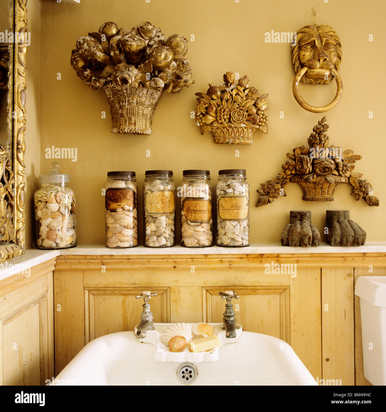 Salle de bains de style de récupération avec collection de boiseries murales dorées Banque D'Images
