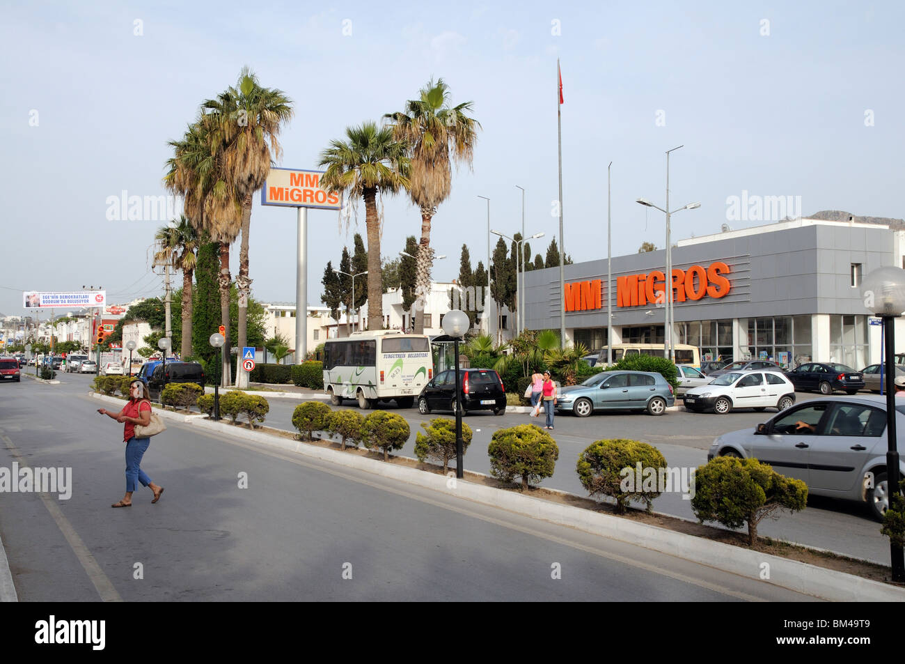 Supermarche Turque Migros Magasin Mm Dans La Rue Principale De Turgutreis Pres De Bodrum Dans La Region Egeenne De La Turquie Photo Stock Alamy