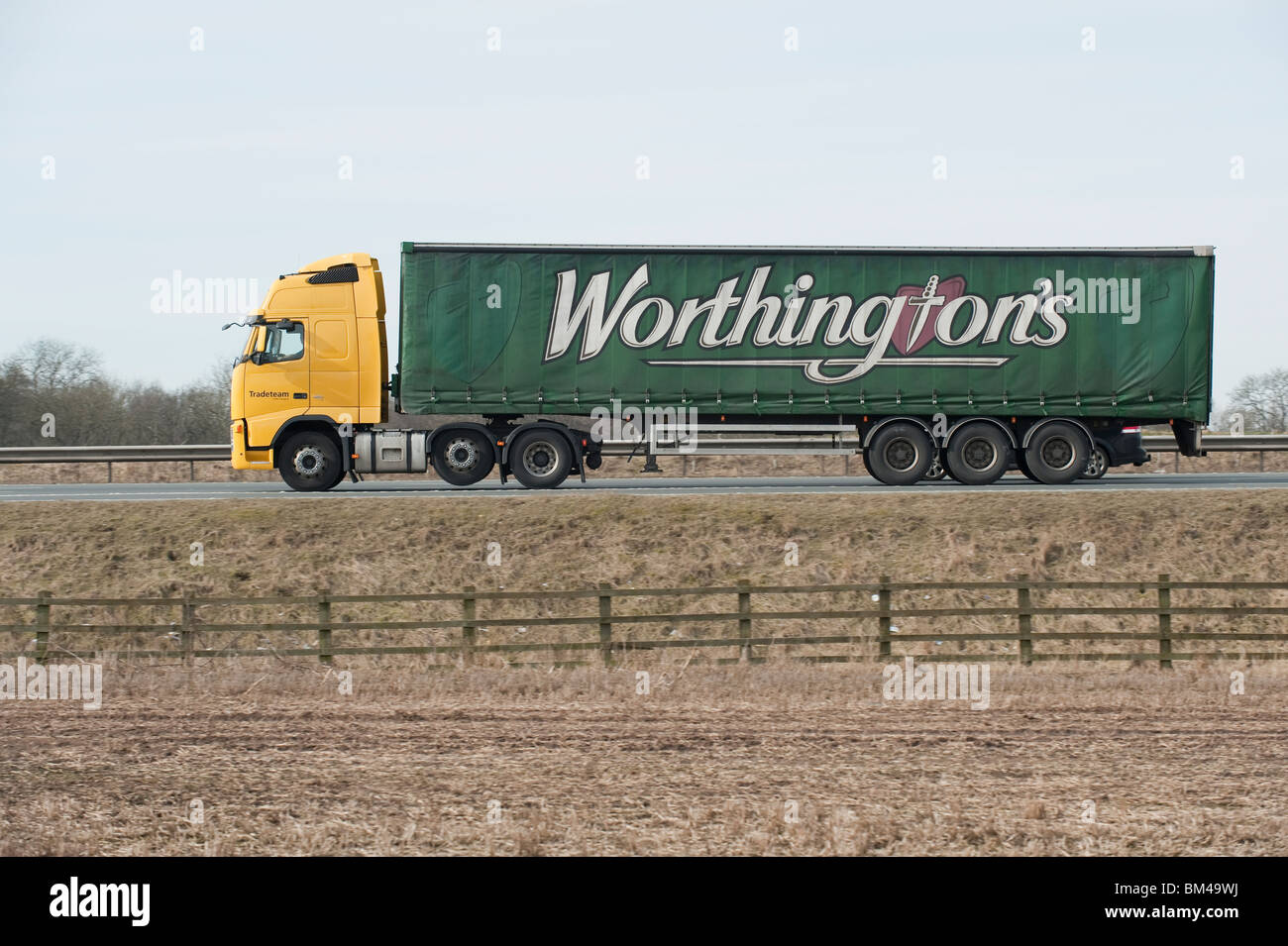 Un camion transportant des marchandises pour Worthington's, qui se déplacent le long d'une autoroute. Banque D'Images
