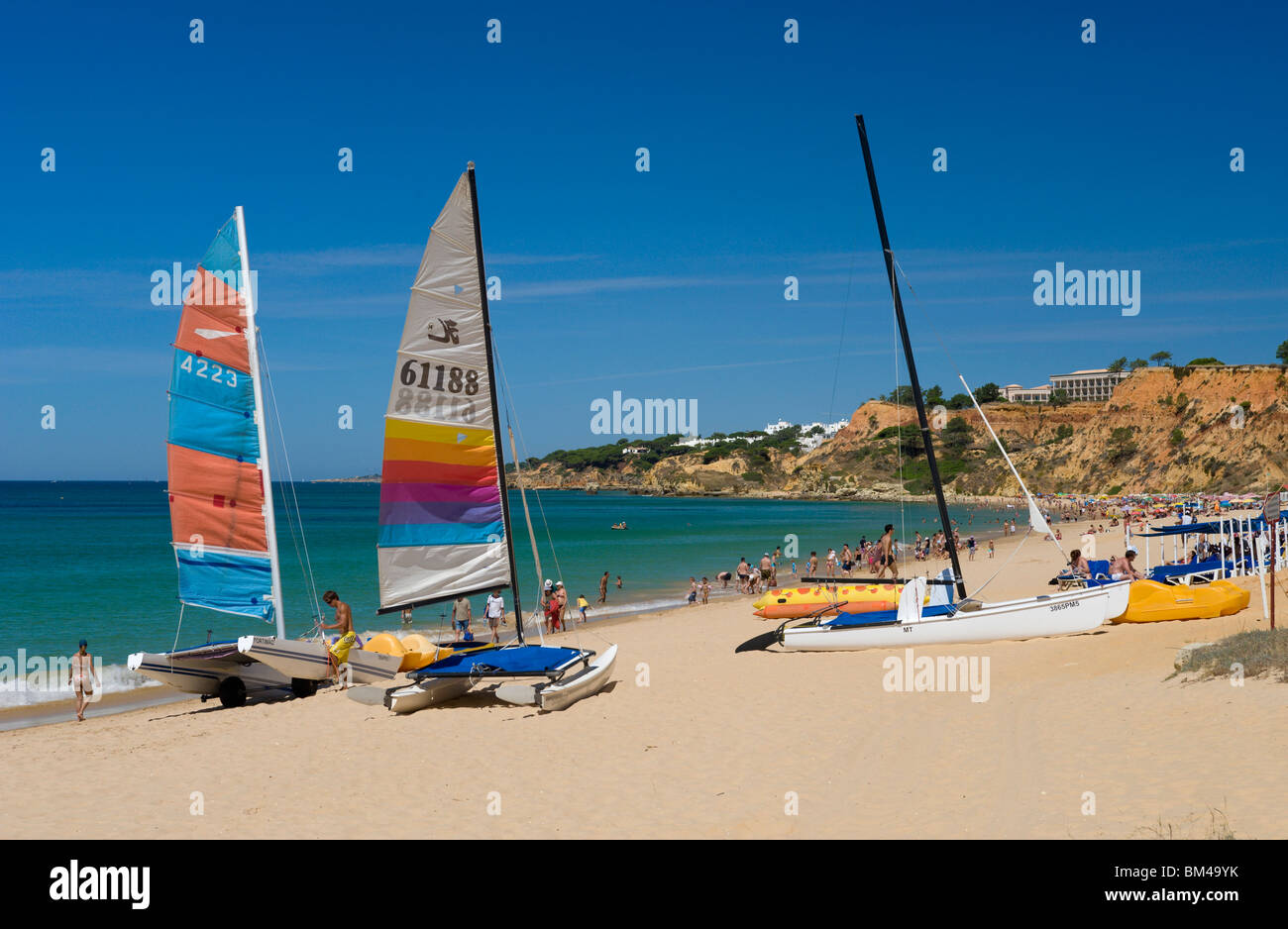 Le Portugal, l'Algarve, Praia da Falésia ci-dessous l'hôtel Sensimar Atlantique Falesia Banque D'Images