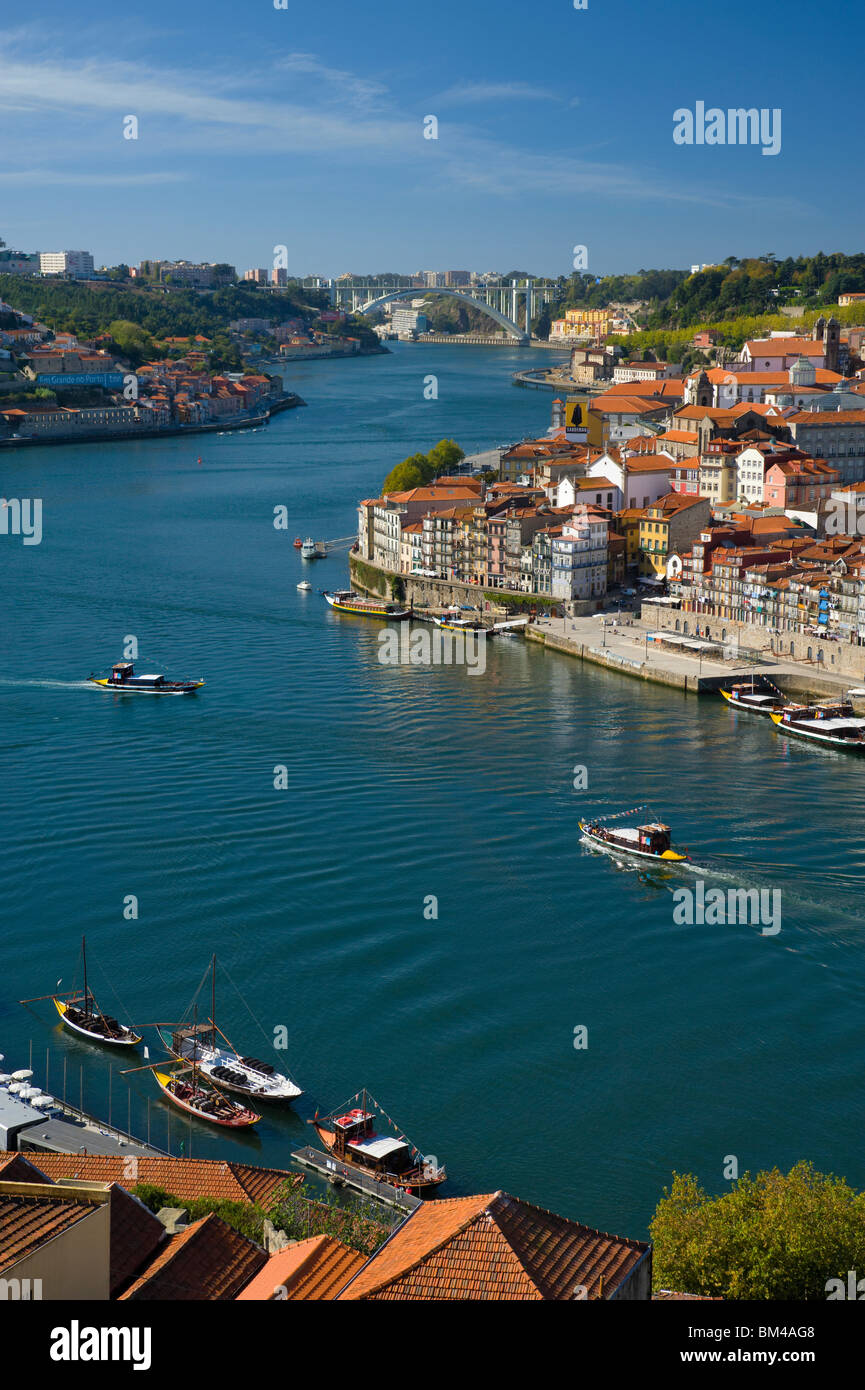 Au Portugal, la Costa Verde, Porto, Porto, le quartier de Ribeira sur le Douro, avec du vin de barges, maintenant des bateaux d'excursion. Banque D'Images