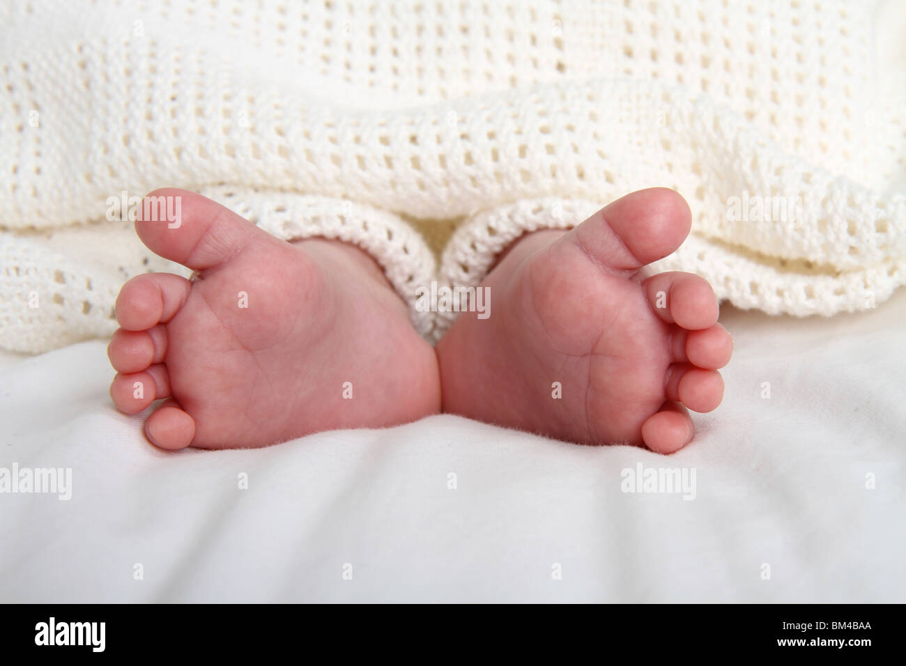 Close Up Of Newborn Baby Boy Pieds Avec Le Talon Et Les Orteils Vers L Exterieur Seuls Les Pieds De Bebes Sont Visibles Photo Stock Alamy Close Up Of Newborn Baby Boy Pieds Avec Le Talon Et Les Orteils Vers L Exterieur Seuls Les Pieds De Bebes Sont Visibles Photo Stock Alamy