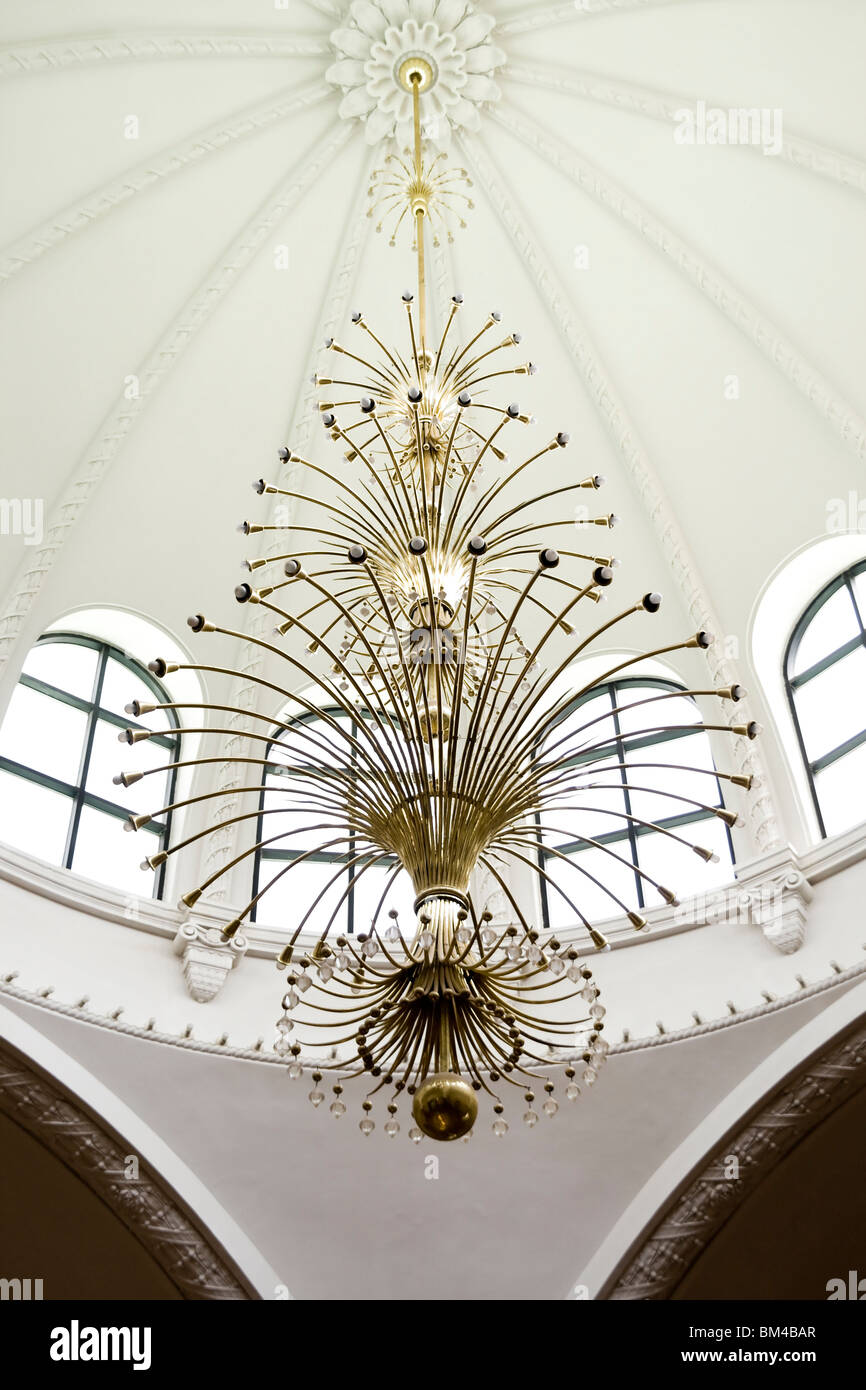 Belle et moderne cher chandelier dans vault hall Banque D'Images