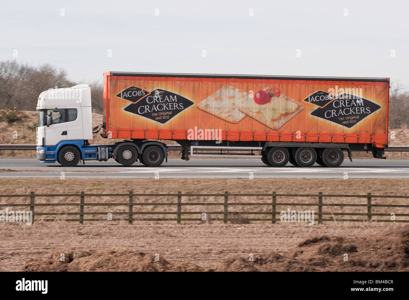 Un camion transportant des marchandises pour Jacob's et promouvoir leurs craquelins crème, qui se déplacent le long d'une autoroute. Banque D'Images