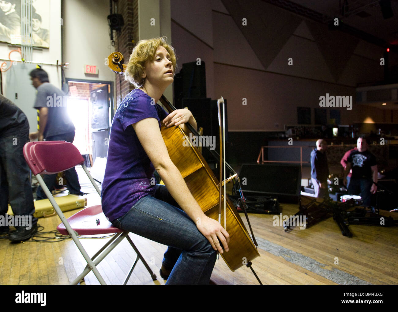 Le violoncelliste féminin sur scène pour vérification du son Banque D'Images