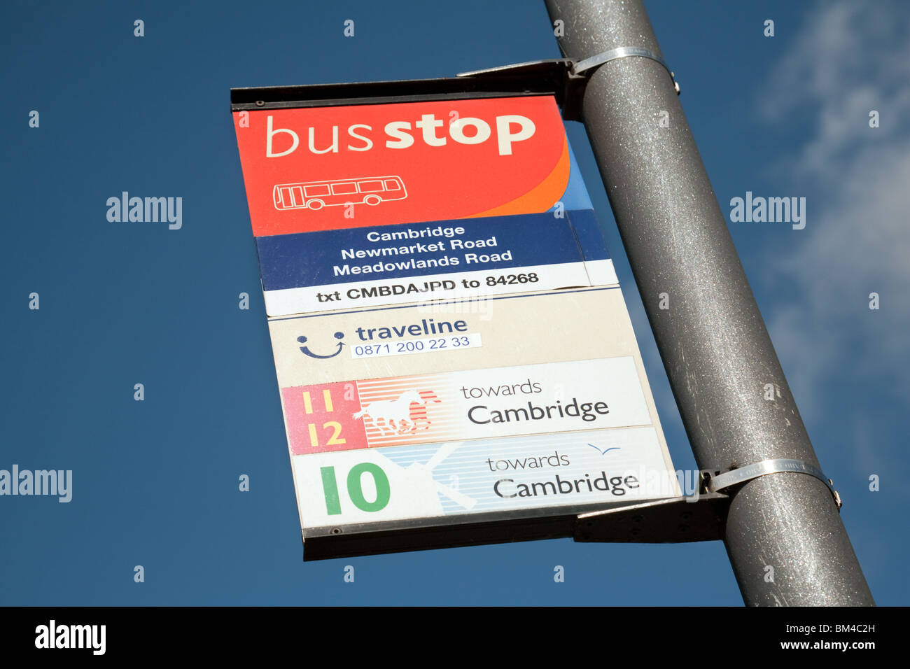 Un bus stop, Cambridge against a blue sky Banque D'Images