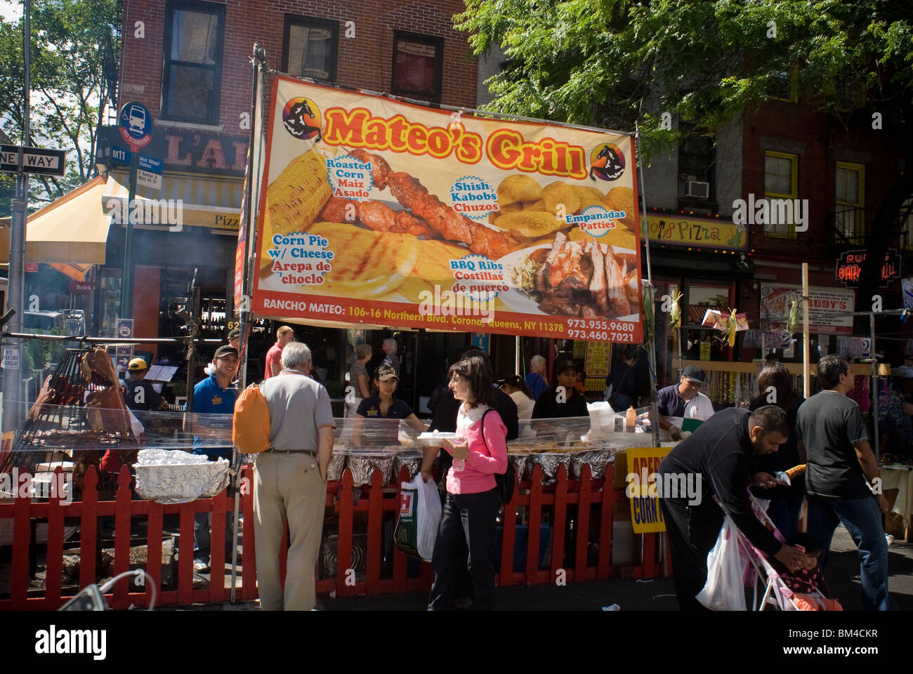 Un stand vendant des aliments hispaniques à la 9e Avenue Food Festival à New York vu le dimanche 16 mai 2010. (© Richard B. Levine) Banque D'Images