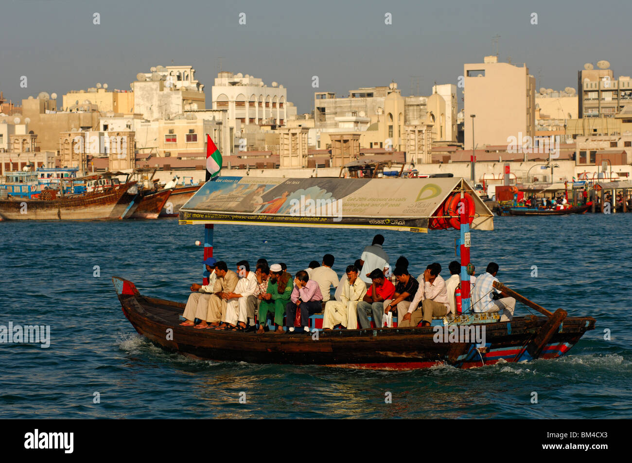 Abra water taxi sillonnant la Crique de Dubaï, Dubaï, Émirats Arabes Unis Banque D'Images