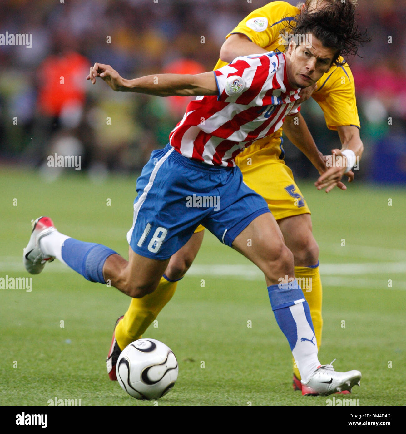 BERLIN - 15 JUIN : le Paraguay Nelson Valdez en action lors d'un match de Coupe du monde de la FIFA contre la Suède le 15 juin 2006 à Berlin, en Allemagne. Usage éditorial exclusif. Utilisation commerciale interdite. (Photographie de Jonathan Paul Larsen / Diadem images) Banque D'Images