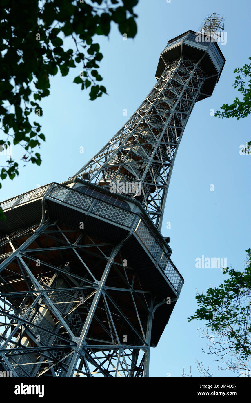 La Tour Eiffel à Prague Banque D'Images