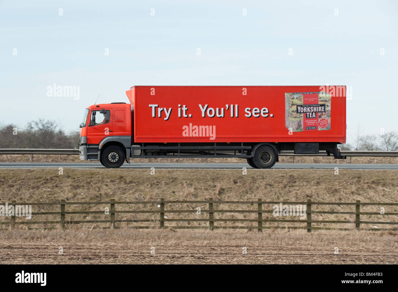 Un camion transportant des marchandises pour Taylors de Harrogate, voyageant le long d'une autoroute. Banque D'Images