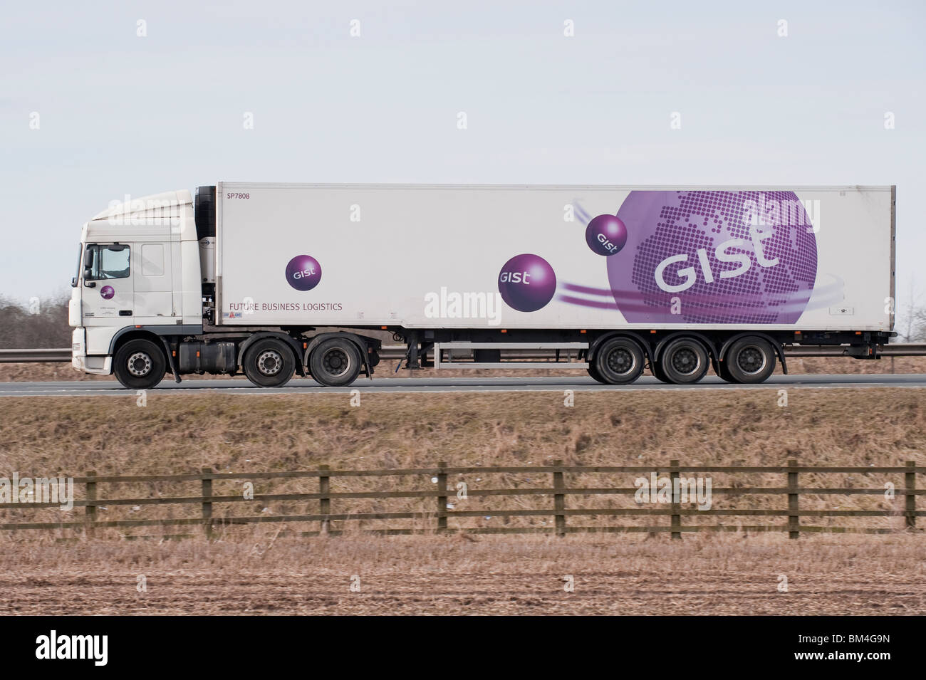 Un camion transportant des marchandises pour l'essentiel, qui se déplacent le long d'une autoroute. Banque D'Images