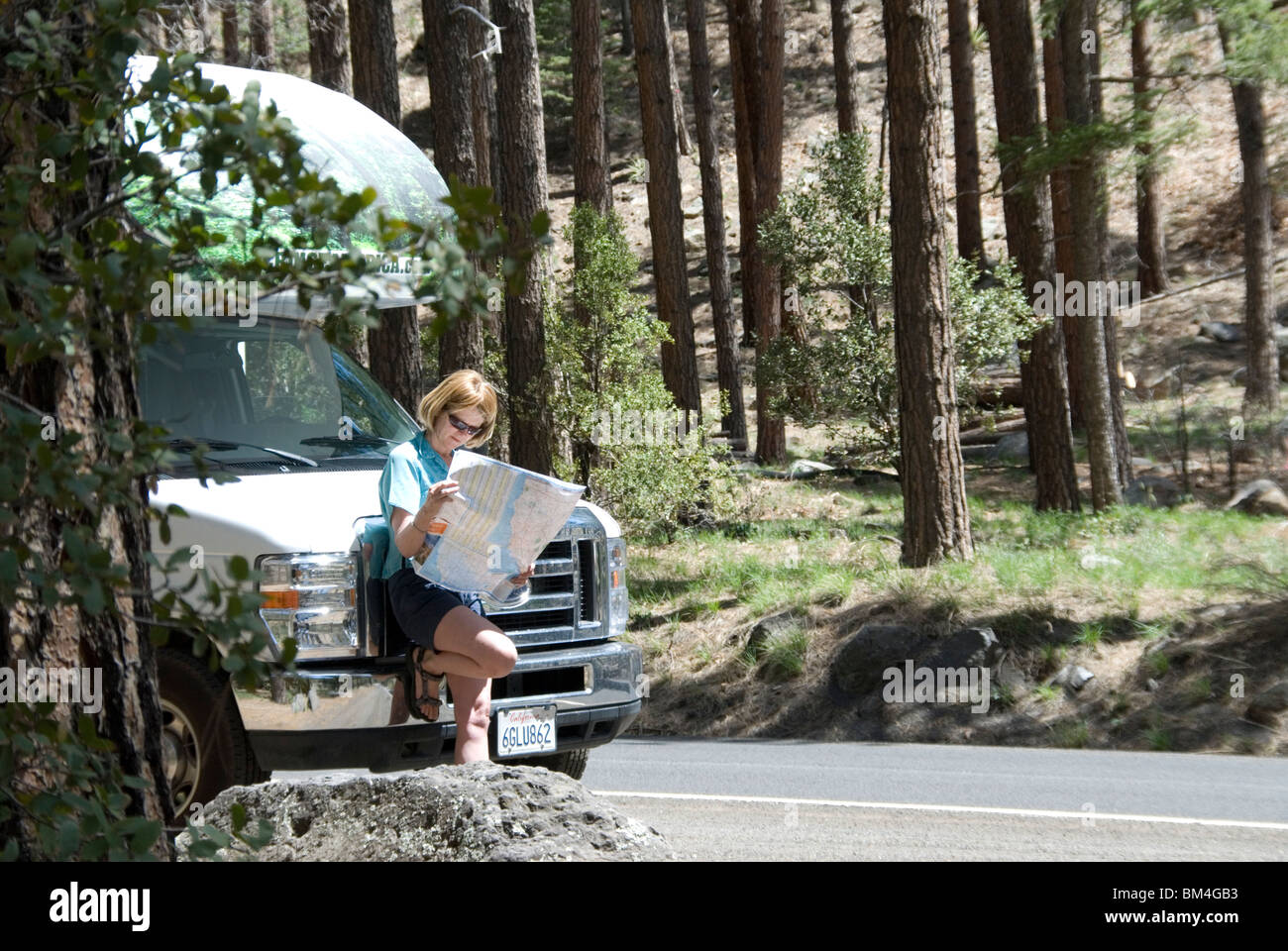 Woman Reading map RV location véhicule de plaisance croisière en Amérique à Oak Creek Canyon Sedona Arizona USA Kimberly Paumier M. Banque D'Images