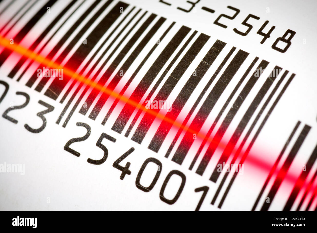 Code barre de suivi de colis d'être lus par un scanner. Banque D'Images
