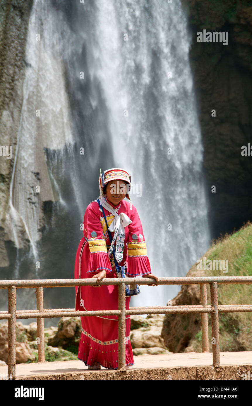 Femme debout sur la passerelle en Dadieshui robe ethnique Chine Yunnan Falls Banque D'Images
