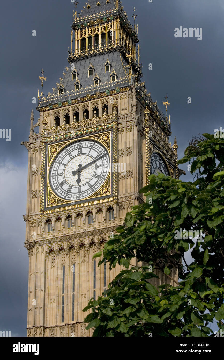 Tour de l'horloge du palais de Westminster abritant la cloche connue sous le surnom de Big Ben : conçu par Pugin.Contre un ciel orageux. Banque D'Images