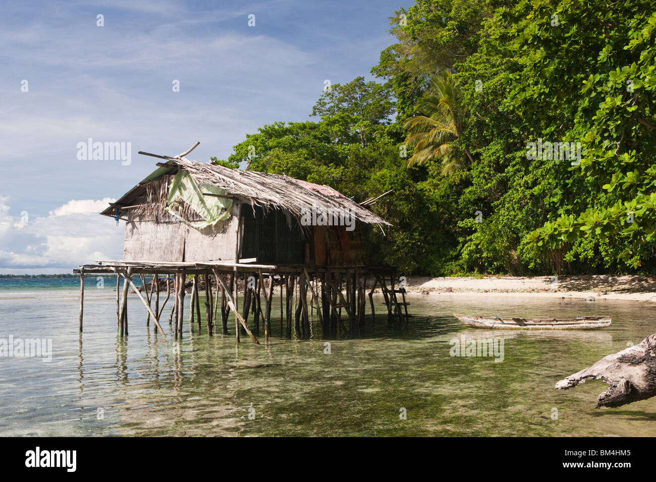 Maison sur pilotis sur l'île près de Sorong, Raja Ampat, Papouasie occidentale, en Indonésie Banque D'Images