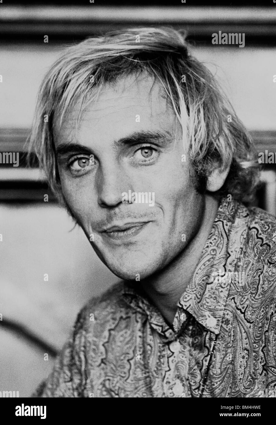 L'acteur britannique Terence Stamp photographié en 1967 en train de faire des interviews publicitaires sur place dans le Somerset pour le film de John Schlesinger Far from the Madding Crowd dans lequel il apparaît avec Julie Christie et David Hemmings. Il était au début de sa très longue carrière dans le cinéma. Banque D'Images