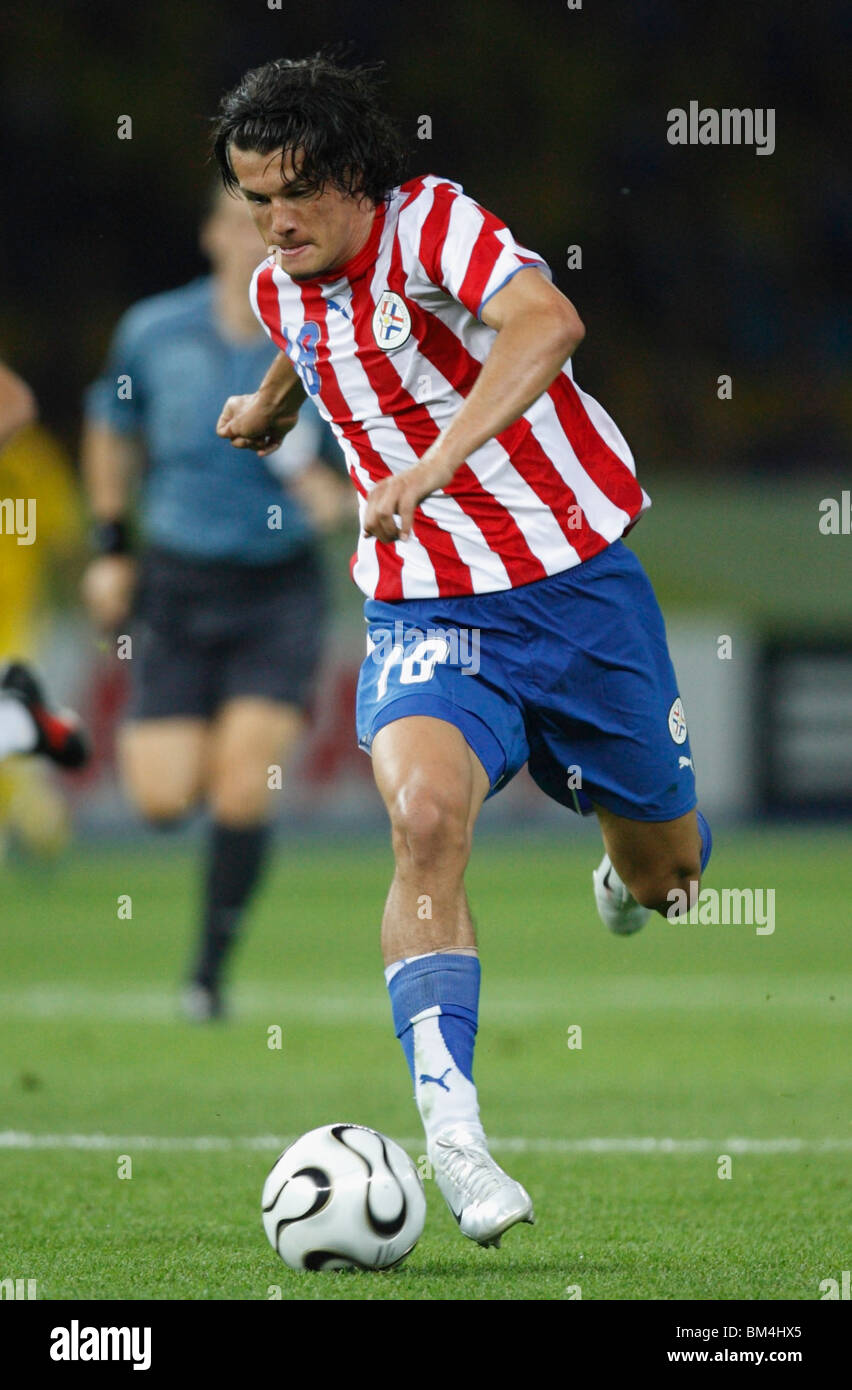 Nelson Valdez, du Paraguay, pilote le ballon lors d'un match de Coupe du monde de la FIFA contre la Suède le 15 juin 2006 à Berlin, en Allemagne. Usage éditorial exclusif. Utilisation commerciale interdite. (Photographie de Jonathan Paul Larsen / Diadem images) Banque D'Images