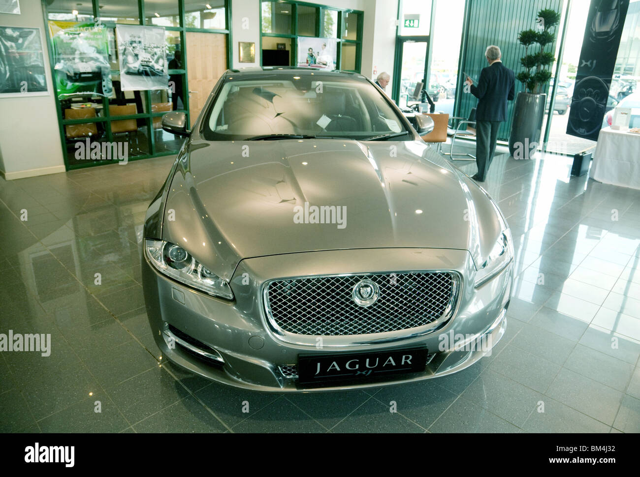 La nouvelle Jaguar XJ voiture à un concessionnaire Jaguar Marshalls, Cambridge, Cambridge, UK Banque D'Images