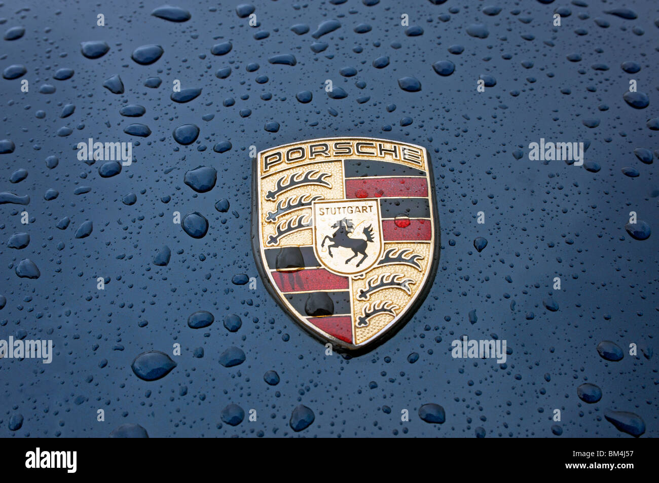 Badge Porsche sur le capot de 911 Banque D'Images