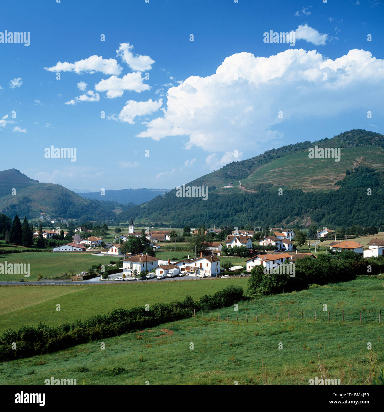 Vue sur le village d'Ascarat dans la région Basque, près de Saint-Jean-Pied-de-Port Banque D'Images