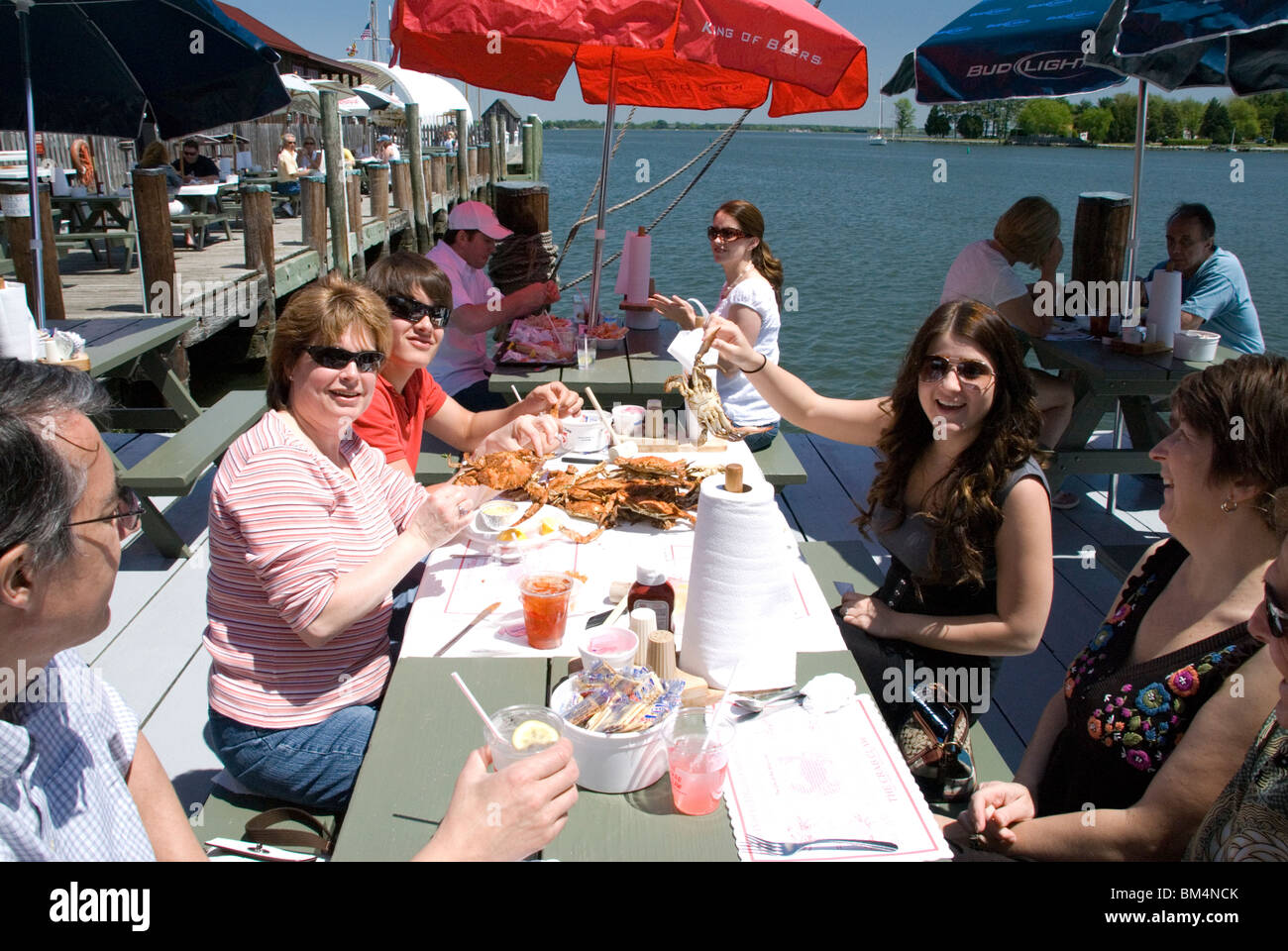 Diners de manger les crabes de la baie de Chesapeake à la griffe Crabe Restaurant baie de Chesapeake St Michaels dans le Maryland MD USA Banque D'Images