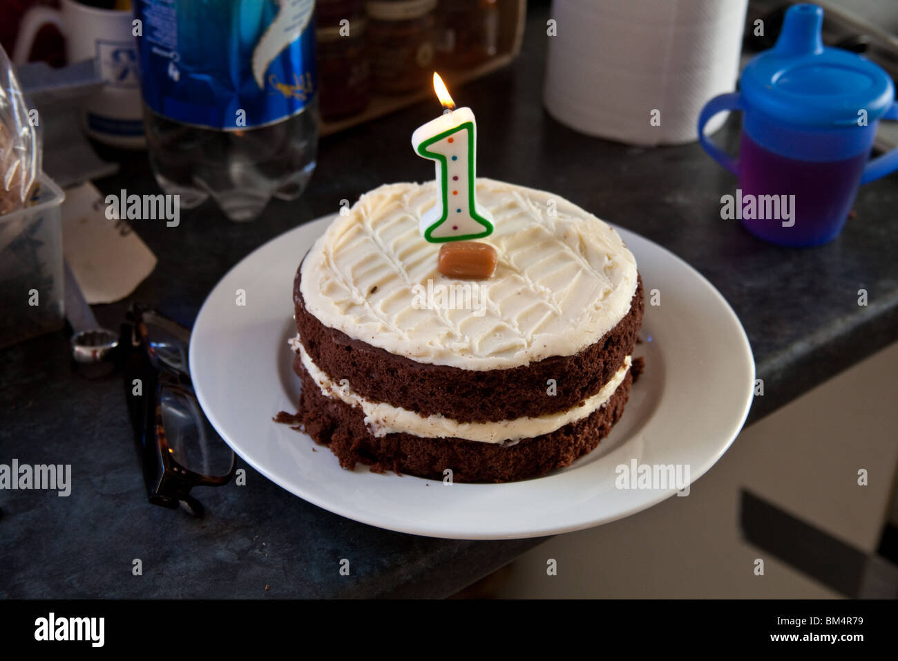 Chocolat Gateau D Anniversaire Avec Une Bougie Numero 1 Photo Stock Alamy