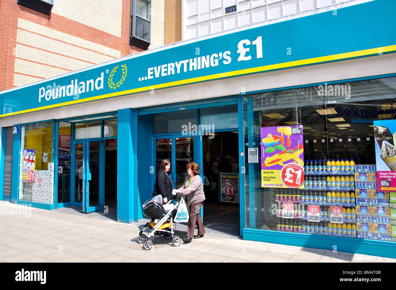 Poundland Store, High Street, Uxbridge, London, Greater London, Angleterre, Royaume-Uni Banque D'Images