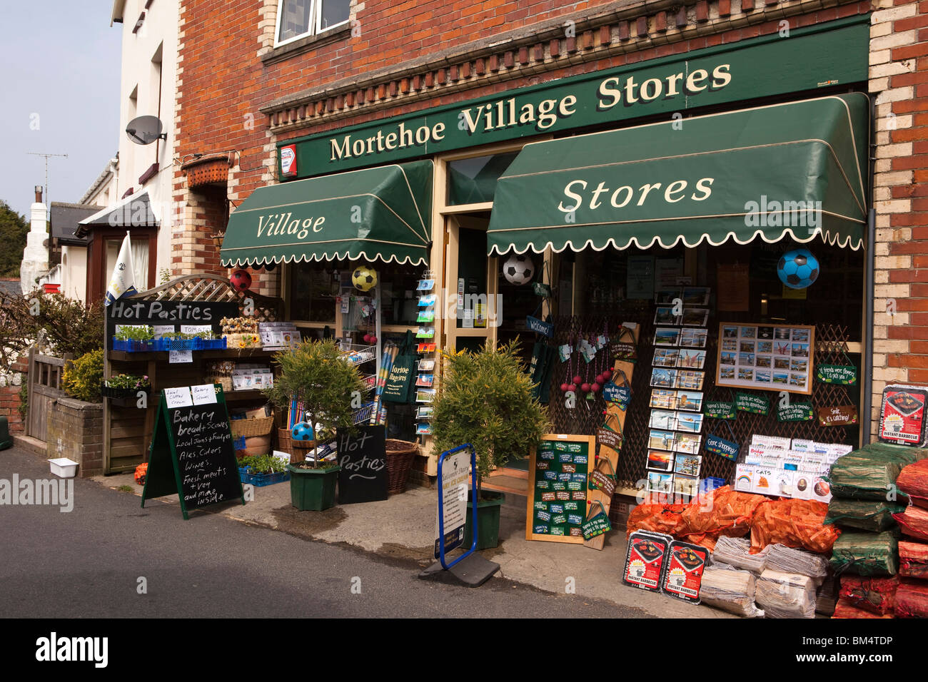 Royaume-uni, Angleterre, Devon, Mortehoe Woolacombe, village, magasins, stock affiché sur trottoir Banque D'Images